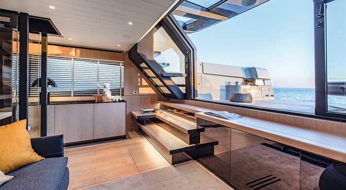 The saloon is flooded with light, and a sunroof (from Webasto) can also be opened above the driving position.
 	(from Webasto) can also be opened. The staircase connects the upper and lower saloon | on