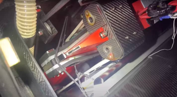 According to Boris Herrmann, the three metal bolts that hold the upper part of the foil bearing together have bent and are in danger of breaking