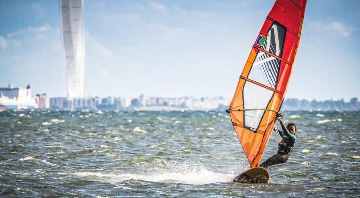 From Lomma, there is an unobstructed view of the Turning Torso in Malmö. This is also where the southern Swedish racing scene meets at the Lomma Windsurfing Club.