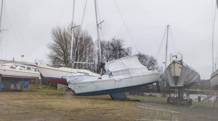   The tarpaulin over the boom provides a lot of surface area for the wind to attack: the bilge keeler was literally blown off its bearing blocks, but suffered no damage
