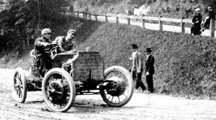 Schon 1902 ging es im von Ferdinand Porsche entwickelten Lohner-Porsche „Mixte“ rasant um die Kurven.