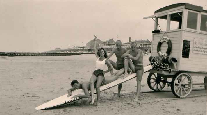 The first waves were surfed off Sylt as early as 1952. Closely linked to these early beginnings are the lifeguards, who have always been part of Sylt's beach culture and have significantly influenced the development of surfing.