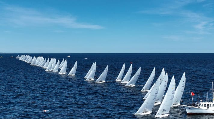 The long starting line for the star boats ...