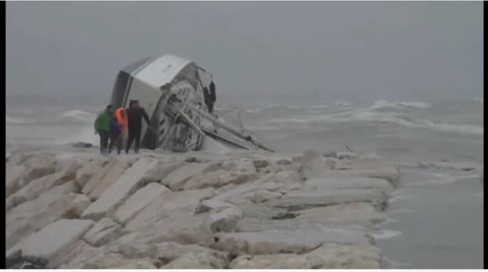   Zunächst liegt die Yacht noch schräg auf der Mole