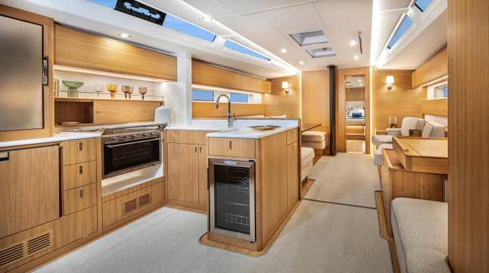Solaris 55 : longueur de la coque 16,90 m, largeur 5,00 m, poids 23,0 t, prix encore inconnu