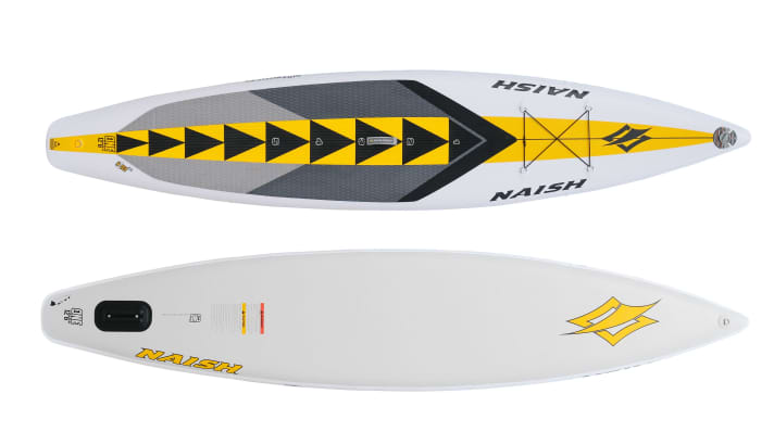 Bereits die schwarz-gelbe Optik des Naish S26 One 12’6” verrät die Race-Gene.