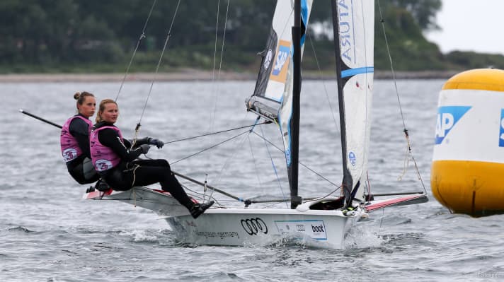   I velisti 49er Jule e Lotta Görge sul loro terreno di casa a Kiel