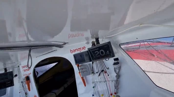   Un po' traballante e non proprio la velocità record, ma abbastanza vicino. 20,4 nodi in acqua... sulla terraferma era di 20,58 nodi in cima!