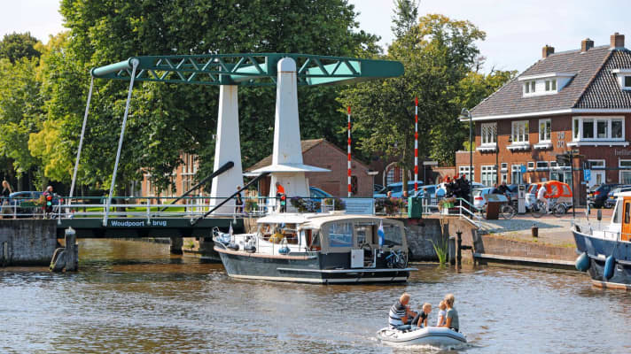 Der Betrieb der zahlreichen beweglichen Brücken läuft meist reibungslos, hier an der Zuidergracht in Dokkum