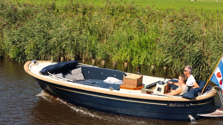 	With a packed picnic basket on board into the countryside: the popular Sloep is the perfect excursion boat for this