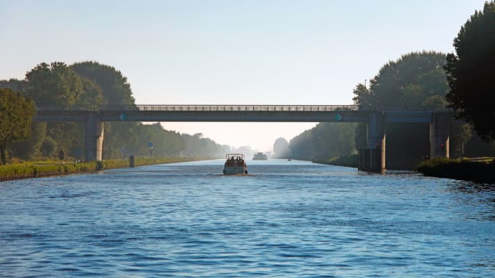 	Morning atmosphere on a dead straight section of the Van Starkenborghkanaal in the direction of Groningen