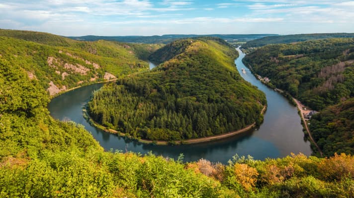 Eine Sesselbahn führt von Saarburg in die umliegenden Weinberge. So kann der herrliche Blick auf das schöne Saartal in vollen Zügen genossen werden. | Dieter Wanke