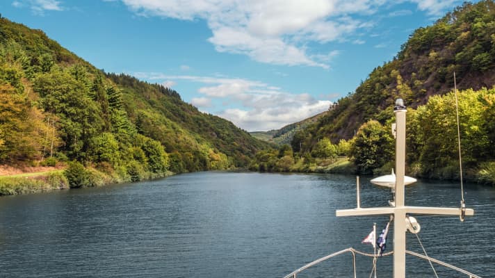 Zwischen Merzig und der Mündung der Saar in die Mosel sind drei Schleusen zu passieren. Meist fährt man durch die schöne Natur. | Dieter Wanke