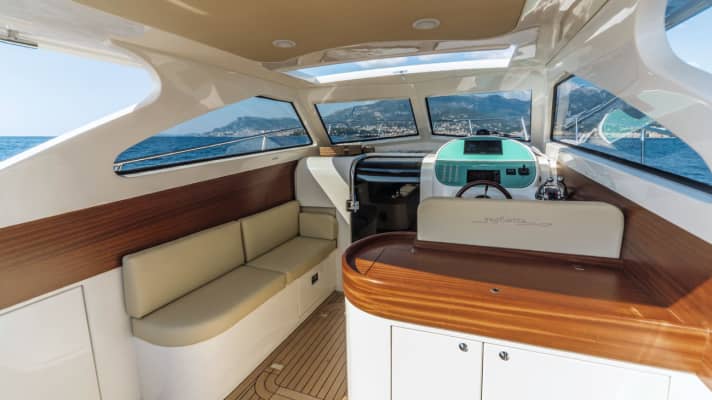 Im offenen Cockpit ist viel Platz. Neben der Küche ist ein weiteres Sofa mit Wetterschutz, daneben der Steuerstand