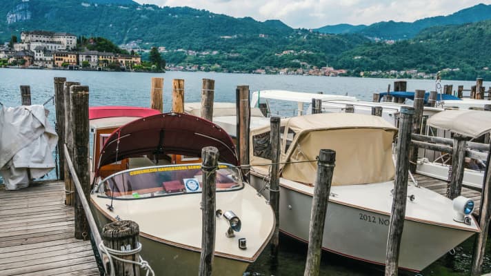An der Uferpromenade im hübschen Hafen von Orta San Giulio (u.) warten auch Fähren zur Isola San Giulio auf Gäste