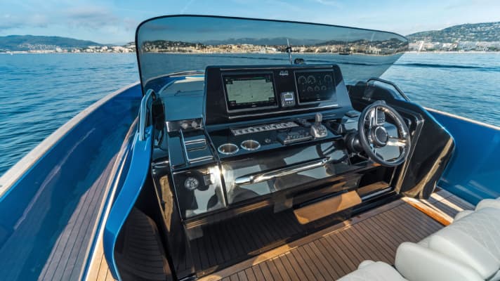 The steering position is tidy and leaves nothing to be desired