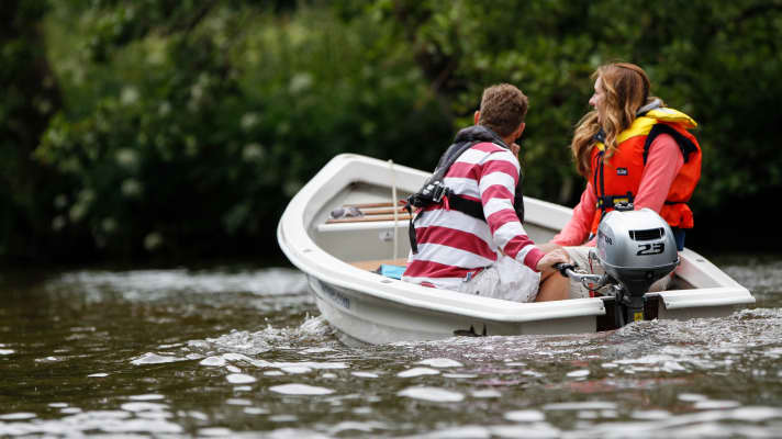 A boat with less than 3 hp is not yet subject to the licence plate regulation on inland waterways.