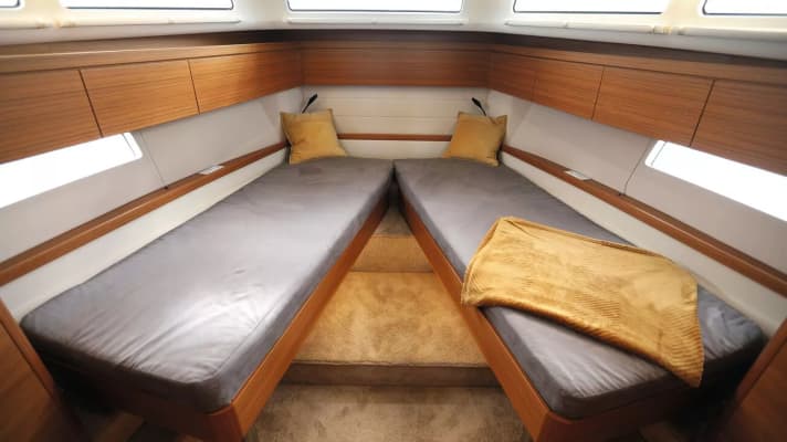 You can hardly expect more comfort and a higher quality finish. The single berths in the bow can be pushed together to create a double bed