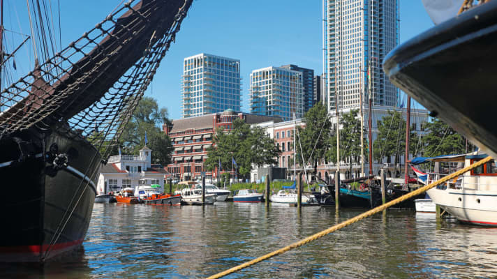 Unsere Grand Sturdy im Veerhaven von Rotterdam. Links das Hafenkontor, dahinter der noch im Bau befindliche Apartment-Turm De Zalmhaven, der 2022 fertiggestellt werden soll