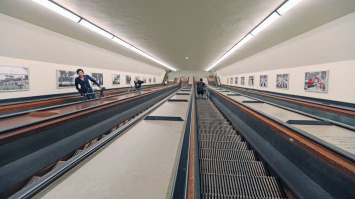 In die Unterwelt: Der Maastunnel unter der Nieuwe Maas in Rotterdam hat getrennte Ebenen für Autos, Fußgänger und natürlich Radfahrer