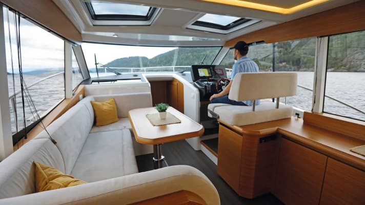 Der Salon mit Rundumblick fühlt sich an wie ein Wohnzimmer auf Reisen