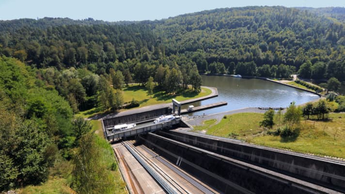 Arrived at the bottom: two pleasure craft shortly before leaving the boat lift trough