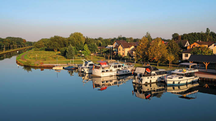  Unser Boot auf dem Rückweg im Hafen von Steinbourg
