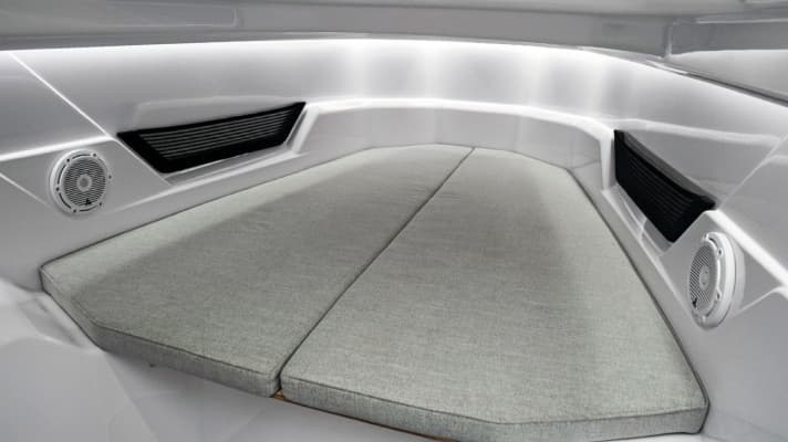 Unter Deck: Der Innenraum der Axopar 25 ist dank vieler Fenster und einer durch- sichtigen Tür hell und einladend, verfügt jedoch über recht wenig Stauraum