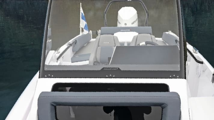 Breite Scheibe: Bei kaltem Wetter oder rauer See ist die Crew hinter der höhenverstellbaren Scheibe ausgesprochen gut geschützt