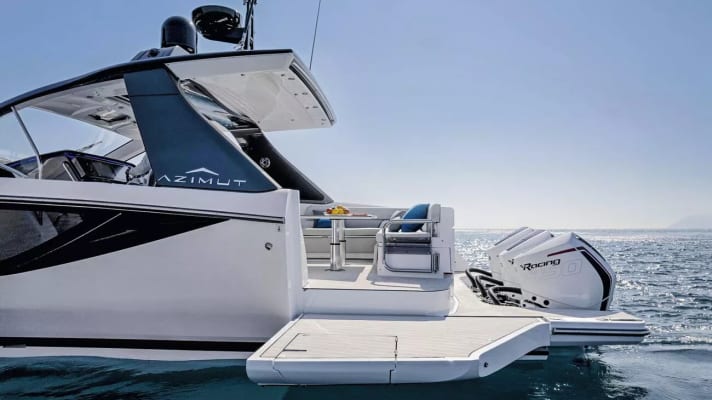 The port side wall can be transformed into an ideal bathing platform at the touch of a button