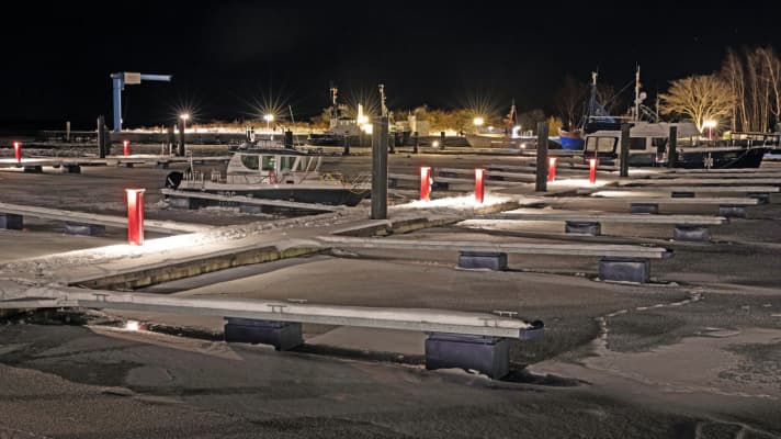 Nächtlicher Hafen von Barhöft im Nationalpark Vorpommersche Boddenlandschaft