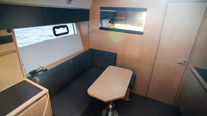 In the saloon, a very good headroom of over 1.9 metres, many windows in the hull and ceilings and light-coloured upholstery fabrics create a pleasant atmosphere