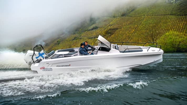 Long and narrow: The hull of the Axopar 25 has a striking length-to-width ratio, but this in no way detracts from its handling characteristics and comfort