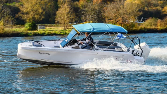 Als offene und schlanke Variante mit aufgesetztem Bimini lässt sich die Axopar 22 bequem trailern und passt selbst in flachste Winterlagerräume