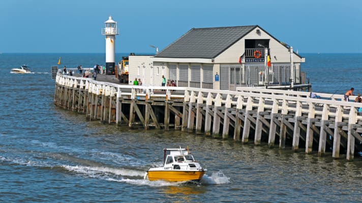  Sportboot beim Einlaufen nach Blankenberge