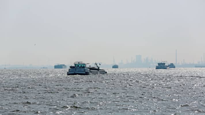 Viel los auf dem Hollands Diep vor dem Industriegebiet von Moerdijk