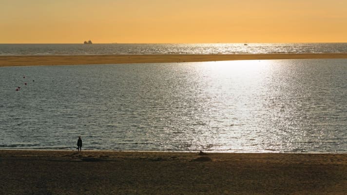 Blick im Abendlicht über den Strand von Borkum und die Sandbank Hohes Riff hinaus auf die Nordsee. | 