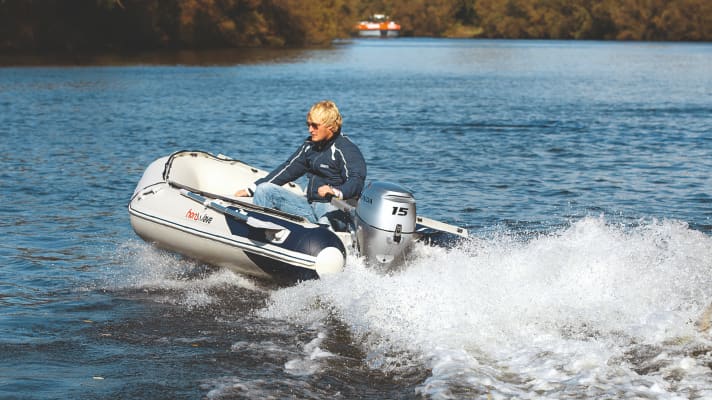 With a 15 hp outboard motor, an inflatable boat is sportily motorised.