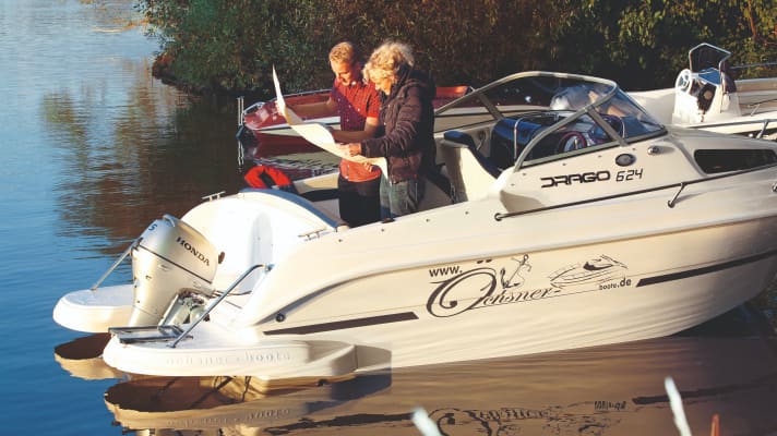 Such a cabin cruiser, which is just over 6 metres long, often offers two or three berths and is therefore already suitable for touring.