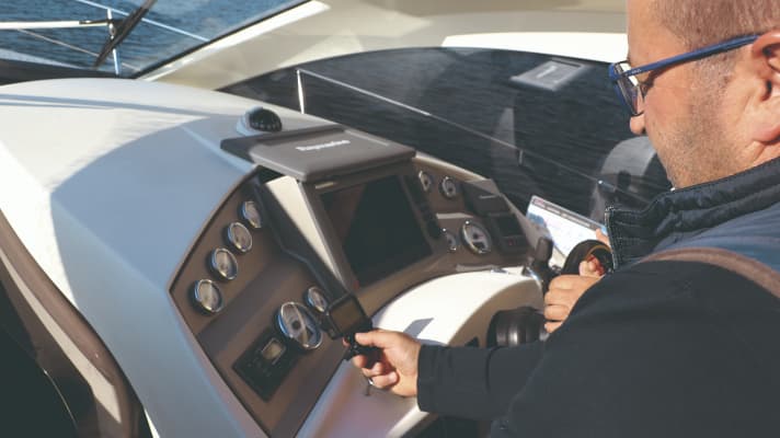 Mit einer Videokamera dokumentiert Bernhart die Beschleunigung vor und nach der Optimierung.