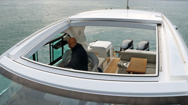 The roof can be opened electrically and ensures good ventilation both at anchor and when travelling