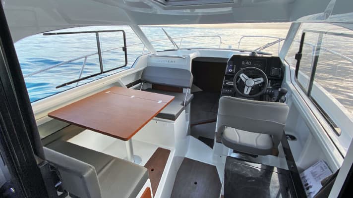 The wheelhouse offers a good all-round view thanks to the large windows. 
The small galley is functional,
but the cooker and fridge cost extra