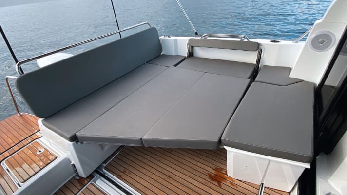 Instead of the seating area, a large reclining area can be set up in the rear. However, the substructure made of coated tubes looks a little rickety