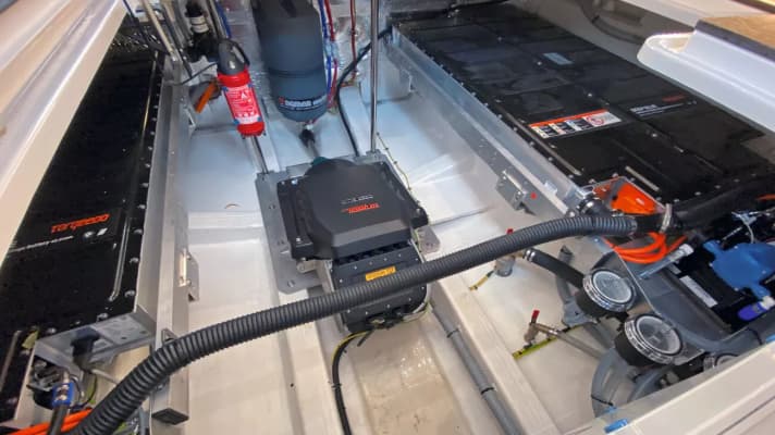 Der kleine und nur 80 Kilogramm schwere E-Motor wirkt im Motorraum etwas verloren