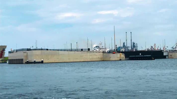 The new sea lock in IJmuiden is the largest in the world - and also brings problems with it