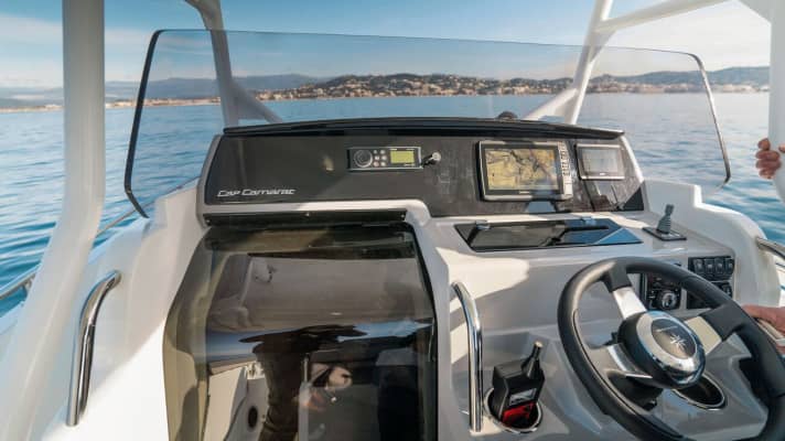 Next to the well-organised driver's platform, the sliding door leads into the small cab