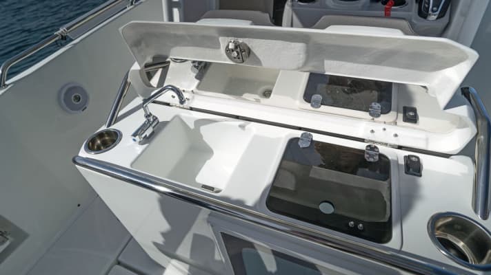 The "Leaning Post" (double bench) is available in combination with a cockpit galley, which includes sink, water system, rear shower, refrigerator (with second battery) and tarpaulin