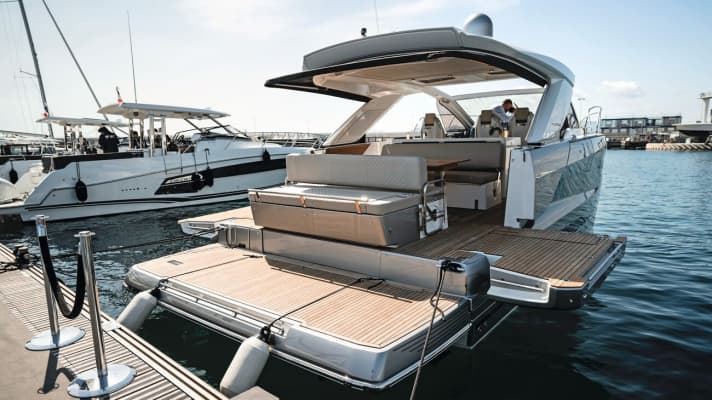 With its fold-out drop sides, the chic DB/43 is clearly on trend. The bathing platform with emergency step is available as a hydraulic version