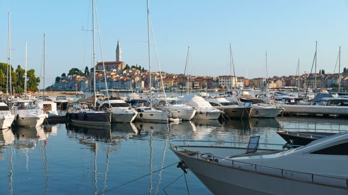 Windstille in Rovinj. Die Stege der ACI Marina vor der Altstadthalbinsel und der Kirche der heiligen Euphemia