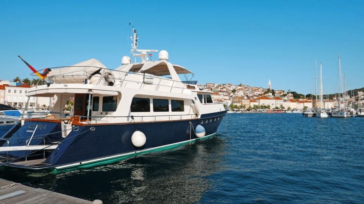 The "Azura" with the stern to the jetty in Mali Lošinj